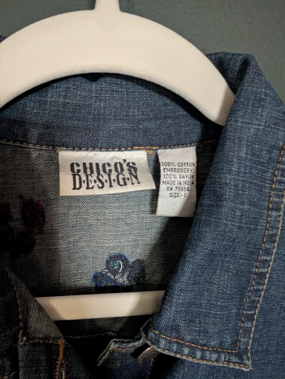 Chico's Embroidered Blue Denim Jacket with Multicolor Floral Accents Size 1 - Picture 2 of 9
